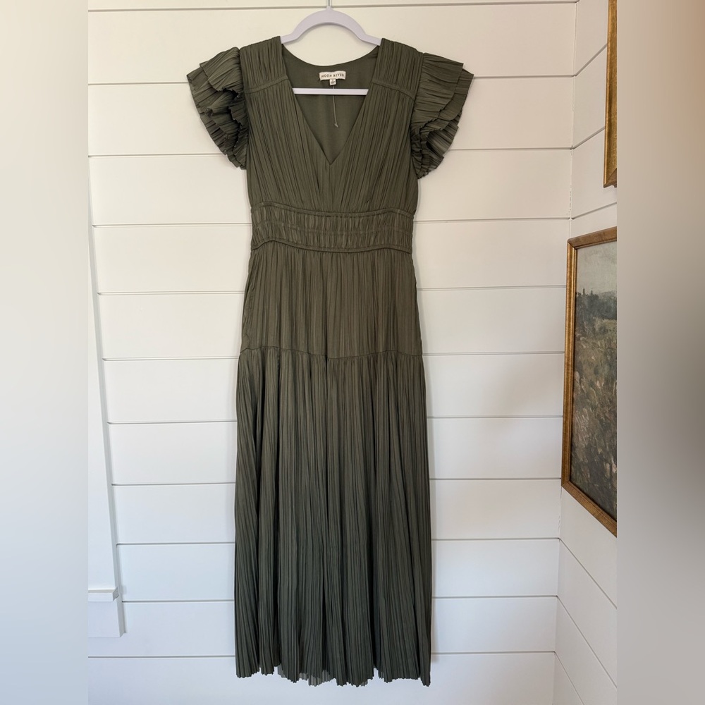 Moon River Plisse Midi Dress in olive green